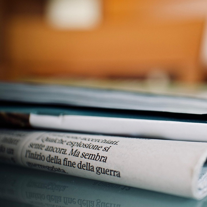 people reading articles